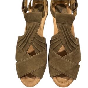 Earth Curvet Brown Suede Wedge Sandals Size 9 Comfort bohemian tan brown khaki